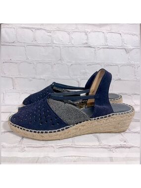ANDRE ASSOUS Women's Perforated Leather Espadrille  Sandals Navy-41